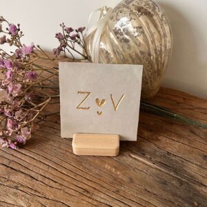 Tegeltje met een letter een hartje een letter en een klein hartje