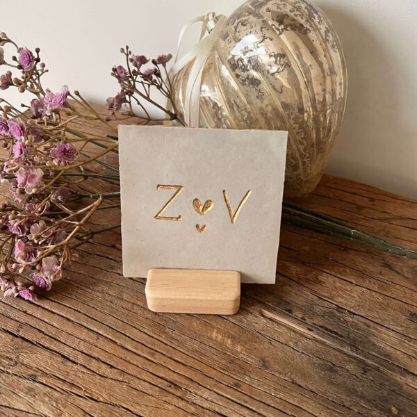 Naturel - Tegeltje met een letter een hartje een letter en een klein hartje Tegeltje met een letter een hartje een letter en een klein hartje