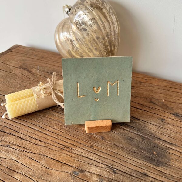 Salie groen - Tegeltje met een letter een hartje een letter en een klein hartje Tegeltje met een letter een hartje een letter en een klein hartje