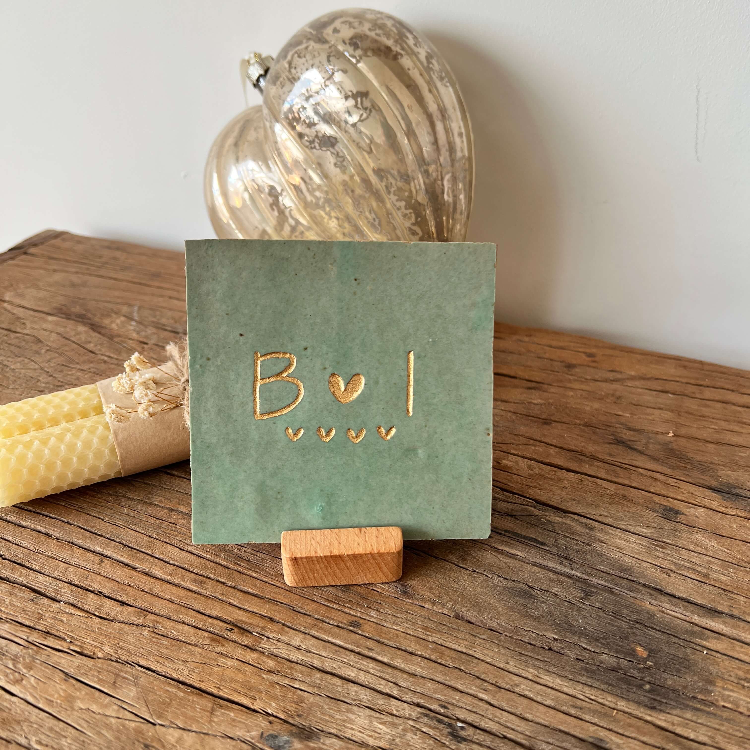 Salien groen - Tegeltje met een letter een hartje een letter en vier kleine hartjes Tegeltje met een letter een hartje een letter en vier kleine hartjes